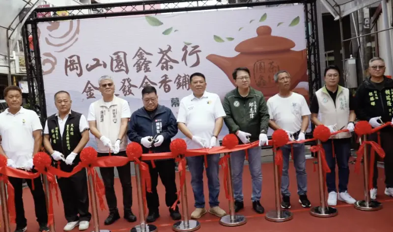 ▲國民黨立委柯志恩，里長李有財茶行有很多民進黨籍站在一起。（圖／翻攝自臉書）