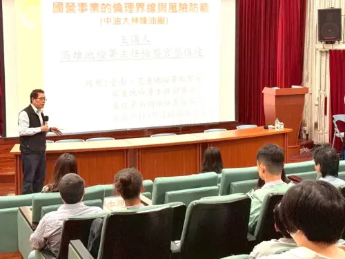 ▲台灣中油公司煉製事業部大林煉油廠廠長許信豐(站立者)致詞。(資料照／記者黃守作攝)