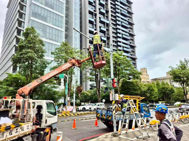 ▲交通局建置完善巡查機制，365天不管颱風天或夜晚，提供24小時搶修服務(圖／交通局提供2025.11.22)