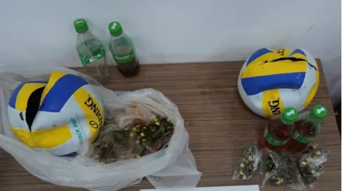 為兄弟兩肋插刀！男子深夜空投排球進監獄　裡面竟藏威士忌、檳榔
