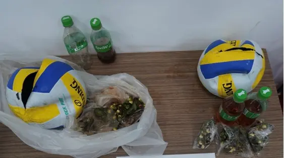 為兄弟兩肋插刀！男子深夜空投排球進監獄　裡面竟藏威士忌、檳榔