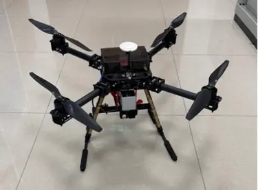 ▲ 花蓮監獄驚傳「無人機空投」事件，羅姓男子受獄中友人委託，將洋酒、檳榔縫進排球，用無人機丟入運動場，全程被獄方目擊。（圖／翻攝畫面）