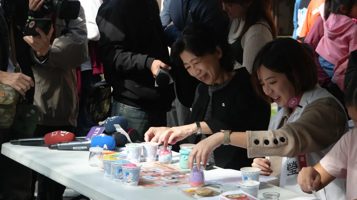 現身「學姊」黃瀞瑩送暖園遊會！陳佩琪「這句話」鼓勵新手媽媽