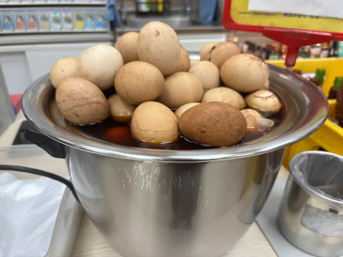 ▲目前市面連鎖業者茶葉蛋最低價的就屬美廉社，一次預購50顆「平均一顆6元」，其中更藏有少部分價格更高的紅殼蛋。（圖／記者徐銘穗攝）