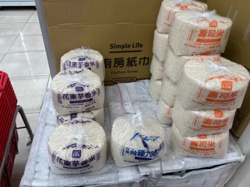 ▲記者家附近美廉社的米十分熱銷，就擺在一進店門口的地方讓消費者選購。（圖／記者徐銘穗攝）