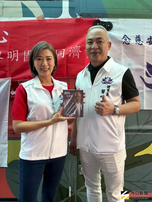 ▲完成捐血者，可獲得孝親音樂USB，這是創會會長留峰甫感念過世父親而創作，獻給所有思念父親的人。（圖／記者金武鳳攝，2025.11.22)