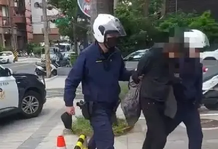 三重驚傳隨機攻擊！男毒蟲疑嗑藥嗑過頭 持鐵棍猛砸夫妻滿頭血