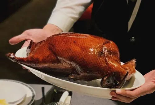 ▲玉澤演在頂粵吉品吃到餐廳第一人氣招牌「頂粵片皮鴨」，強調是選用櫻桃鴨做成的烤鴨。（圖／翻攝頂粵吉品官網 www.dyjipin.com.tw）