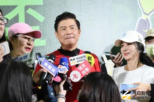 ▲曾國城（中）人紅是非多，其中最令人感到荒謬的，是被黃子佼爆料的「古蹟抽菸迷因哏」。（圖／記者林柏年攝影）