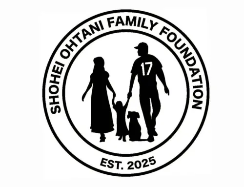 ▲大谷翔平家庭基金會LOGO設計別出心裁，將背號17號的大谷、太太真美子、愛犬Decopin以及今年出生的女兒全部融入其中，象徵一家四口齊心做公益。（圖／取自大谷翔平IG）