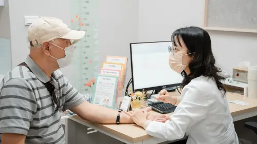 ▲亞灣院長馬光鍾宜芳親切專業的問診，獲得民眾一致好評推薦。（圖／馬光中醫提供）