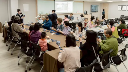 ▲ 亞灣馬光開幕限定活動，邀請民眾一同手作艾草棒。透過軟硬體資源與活動參與，打造苓雅區居民與上班族的重要健康據點。（圖／馬光中醫提供）