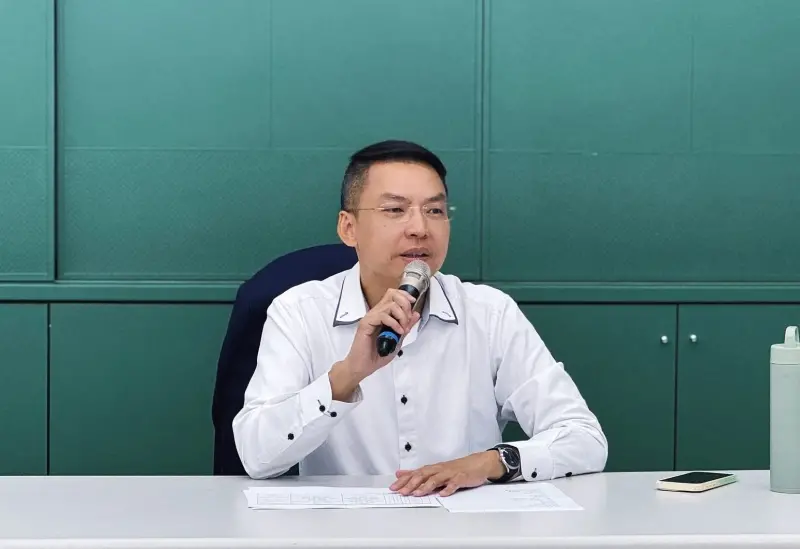 ▲針對陳菁徽以「與李有財合成照」作為抹黑依據，民進黨高雄市黨部主委黃文益強調，這種荒腔走板的「三條線邏輯」，是誤導大眾、是抹黑、是典型的政治操作。（圖／民進黨高雄市黨部提供）