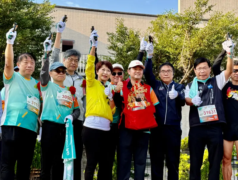 ▲2025第三屆「紅崴觀光工廠半程馬拉松健康嘉年華」今（22）日在安南區熱鬧開跑，吸引逾千名跑者參賽。台南市長黃偉哲也到場向所有參賽者、工作團隊與在地夥伴致意。