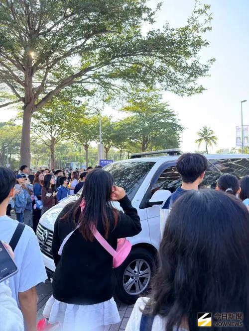 ▲TWICE場外直擊，演出還未開始，就已經有粉絲受傷送醫。（圖／記者陳雅蘭攝）