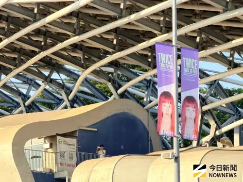 直擊／TWICE下午搶先唱3首！神曲旋律一下　場外萬人音漏聽到落淚
