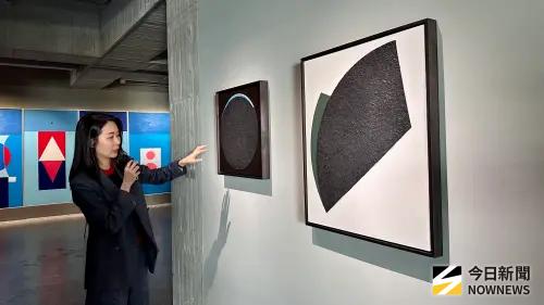 ▲金馬賓館當代美術館館長暨總策展人邵雅曼說，非常鼓勵大家在觀展時，能用心感受顏色的明暗、畫面的觸感，還有幾何造型所形塑的空間意象。（圖／記者陳美嘉攝）
