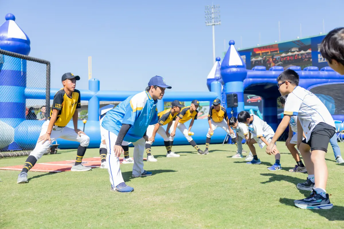聯華電子45周年家庭日！以棒球為核心 特邀2大人氣啦啦隊員開場
