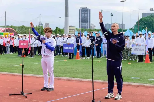 ▲富邦集團運動家庭日邀請富邦悍將棒球隊、臺北富邦勇士籃球隊球員代表出席與員工同樂，並由張奕(左)、蔡文誠(右)帶領全體運動員宣誓。（圖／富邦集團）