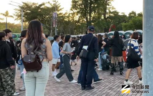 TWICE高雄開唱！場外湧現賣周邊攤販　警到場驅離一哄而散
