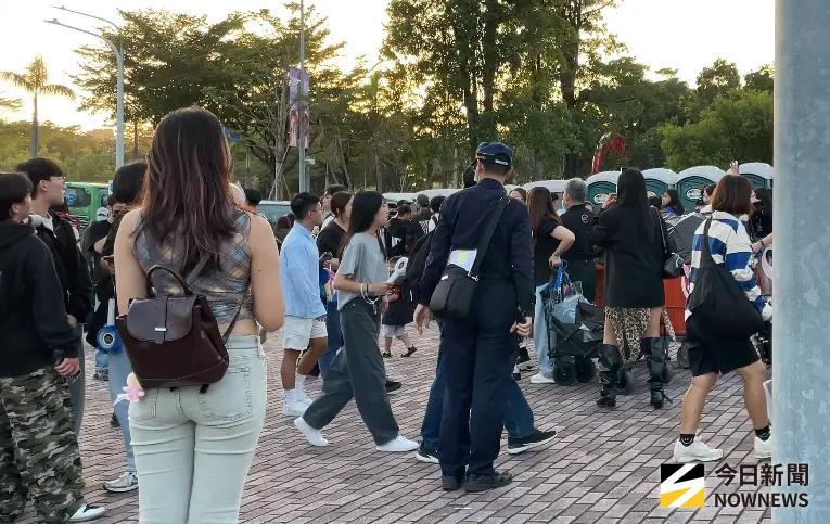 TWICE高雄開唱！場外湧現賣周邊攤販 警到場驅離一哄而散