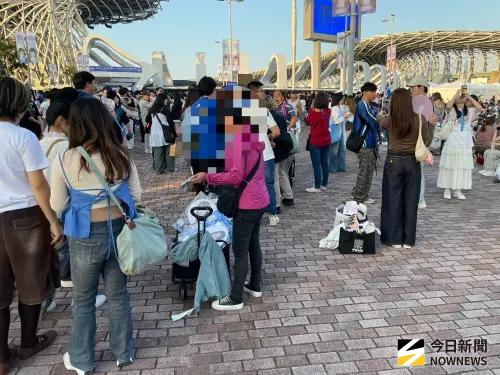 ▲ TWICE在高雄世運主場館連唱兩天，場外湧入粉絲，粉絲直擊流動攤販販售疑似盜版周邊。（圖／翻攝畫面）