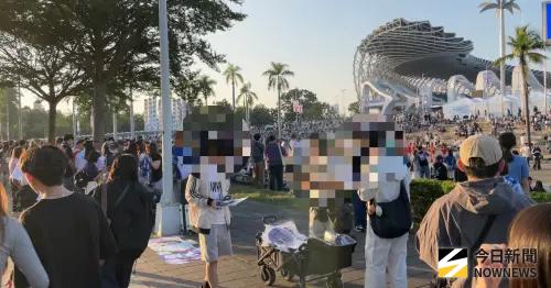 ▲ TWICE在高雄世運主場館連唱兩天，場外湧入粉絲，粉絲直擊流動攤販販售疑似盜版周邊。（圖／翻攝畫面）