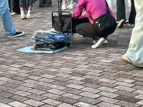 ▲ TWICE在高雄世運主場館連唱兩天，場外湧入粉絲，粉絲直擊流動攤販販售疑似盜版周邊。（圖／翻攝畫面）