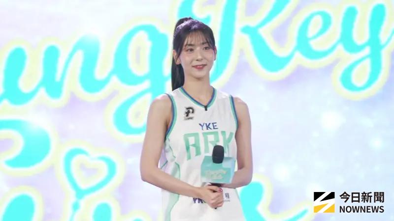 ▲「釜山女帝」睦那京快閃台灣，不到24小時完成評審、熱舞、見面會後立刻搭機返韓，她昨（21）日晚間舞台撩衣熱舞引爆現場，2025 洋基女孩決選名單同步公布，共6人入選。（圖／記者張一笙攝）