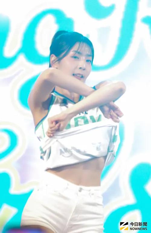 ▲睦那京在舞台上撩衣熱舞，讓現場粉絲都尖叫。（圖／記者張一笙攝）