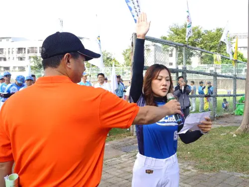 ▲台灣中油公司石化事業部舉辦職安及石化盃勞資和諧慢速壘球賽，球員代表宣示守則。(圖／中油石化事業部提供)