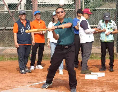 ▲台灣中油公司石化事業部副執行長吳祐明為慢速壘球賽開球。(圖／中油石化事業部提供)