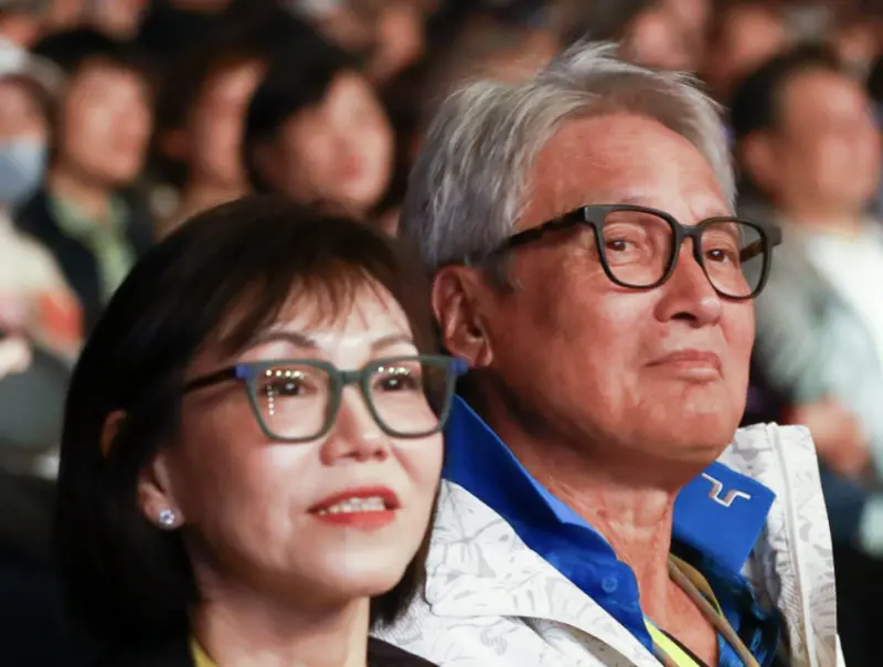 ▲紅極一時的小生秦祥林（右）和太太曹昌莉今（22）日現身「2025台北大巨蛋・民歌大團圓」演唱會，讓現場粉絲直呼：還是好帥。（圖／中華音樂人交流協會提供）