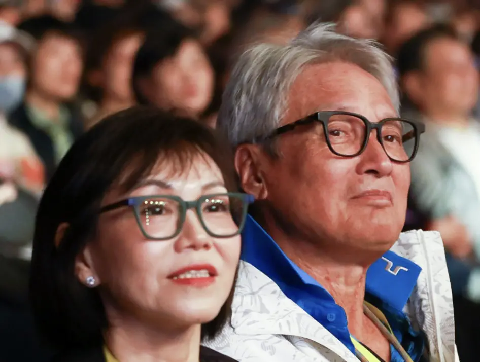 秦祥林現身大巨蛋民歌大團圓！和老婆甜蜜聽歌 粉絲喊：還是好帥