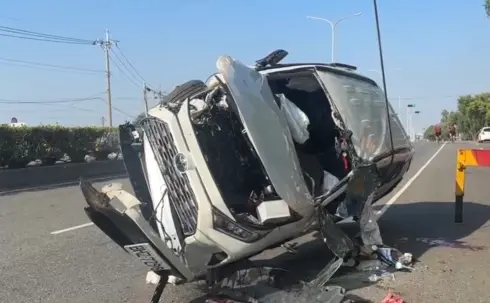 ▲ 雲林虎尾台1線22日發生自撞車禍，轎車失控撞樹後翻滾1圈半，一家四口受傷，夫妻受困變形車體由消防破拆救出，妻子頭部重傷一度意識模糊。（圖／翻攝畫面）