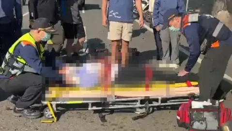 ▲ 雲林虎尾台1線22日發生自撞車禍，轎車失控撞樹後翻滾1圈半，一家四口受傷，夫妻受困變形車體由消防破拆救出，妻子頭部重傷一度意識模糊。（圖／翻攝畫面）