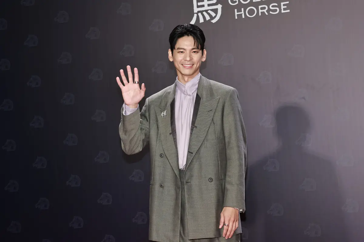 金馬獎／林柏宏灰色西裝、紫襯衫超像證婚人！他自嘲：是芋頭火鍋