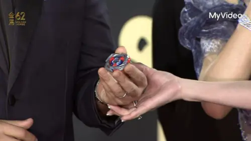 ▲張孝全手拿兒子送的「戰鬥陀螺」走紅毯，畫面超萌引發熱議。（圖／MyVideo）