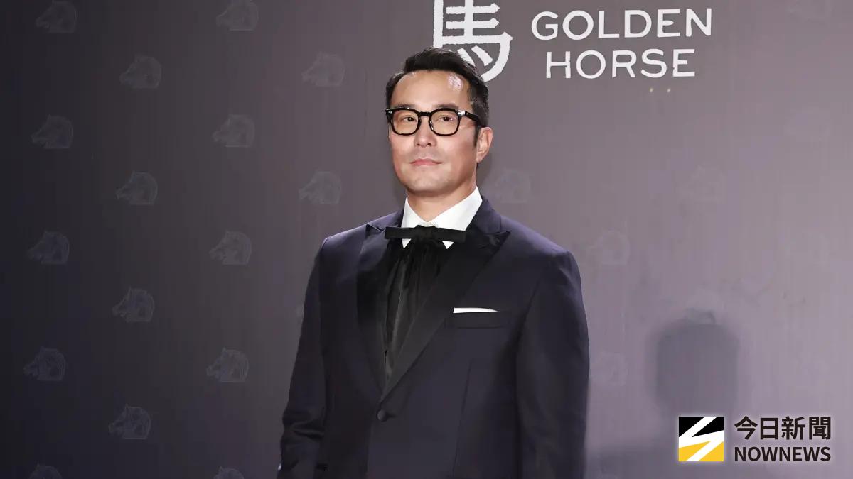 ▲張孝全以《深度安靜》第3度入圍金馬影帝，手拿兒子送的「戰鬥陀螺」走紅毯成亮點，他在片中詮釋壓抑又無力的丈夫，展現細膩內心戲，成為本屆最受期待的男主角之一。（圖／NOWNEWS攝影中心）