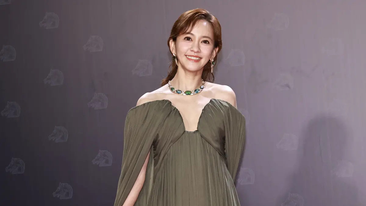 金馬獎／陳意涵深V墨綠短裙辣翻紅毯！超兇事業線 粉絲全暴動