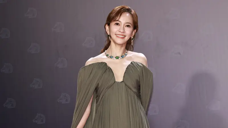 金馬獎／陳意涵深V墨綠短裙辣翻紅毯！超兇事業線　粉絲全暴動