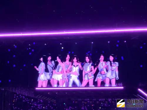 直擊／TWICE為了子瑜死背台語！拿小抄暖喊話：她是我們的驕傲
