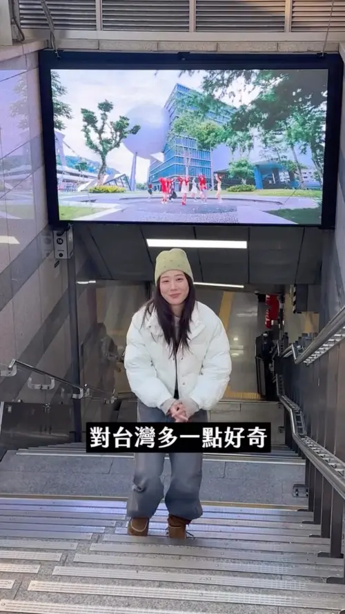 ▲金針菇將全民普發一萬投入在首爾刊登台灣宣傳MV，甚至自掏腰包。（圖／翻攝自金針菇IG@ggu__kim）