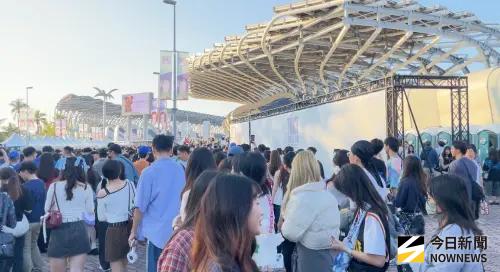 ▲ 22日是 TWICE 高雄演唱會首日，現場一早便湧入大批粉絲，不少人提前抵達會場排隊、購買周邊，並在背板前合影留念，氣氛熱鬧宛如小型嘉年華。（圖／民眾提供）