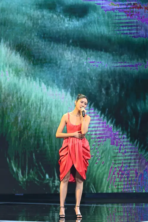 ▲9m88的紅色洋裝，讓她看起來有些微臃腫。（圖／NOWNEWS攝影中心）