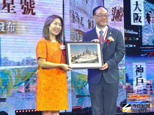 ▲麗星夢郵輪公司副總裁徐牧柔(左)致送探索星號郵輪模型給台灣港務公司，由董事長周永暉(右)代表接受。(圖／記者黃守作攝，2025.11.21)