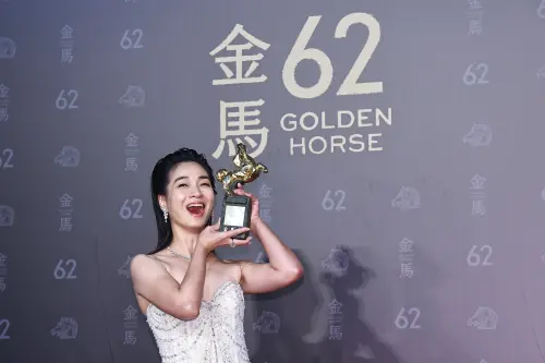 ▲陳雪甄開心拿女配。（圖／NOWNEWS攝影中心）