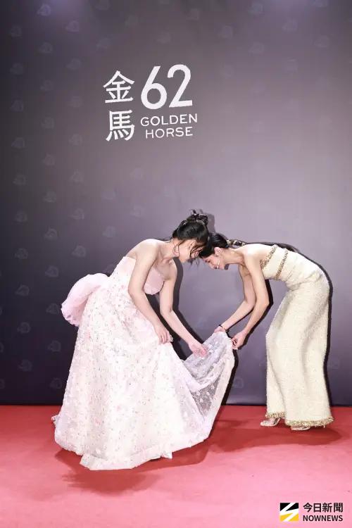 ▲林怡婷（左）今年入圍新人獎，前輩李千娜（右）還貼心幫其整理裙擺。（圖／NOWNEWS攝影中心）