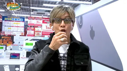 ▲木村拓哉前往賣場試聽AirPods Pro 3。（圖／翻攝木村拓哉YT）