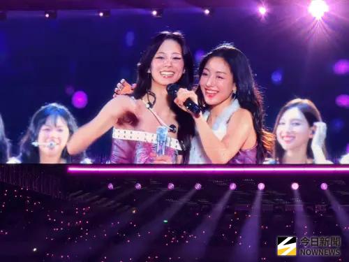 ▲TWICE演唱會細節滿滿，為了高雄跟子瑜（左）改歌詞、換新衣服，還加送過去沒有的煙火秀！（圖／讀者提供）